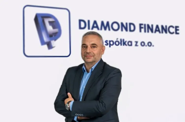 Wiceprezes Diamond Finance na tle logo formy