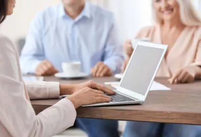 kobieta pracuje na laptopie