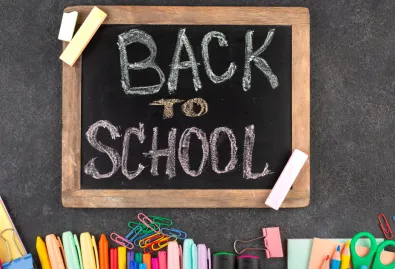 czarna szkolna tablica z napisa, back to school