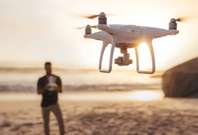 operator drona na tle zachodzącego słońca